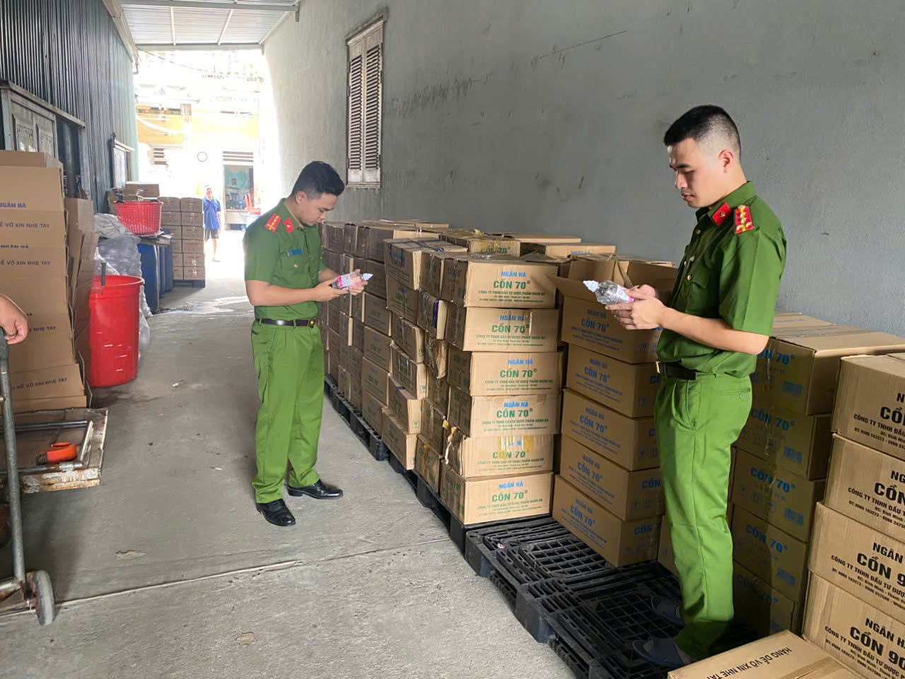 Hàng ngàn chai cồn y tế Ethanol 70 và 90 độ được pha chế từ cồn công nghiệp bị thu giữ - Ảnh công an cung cấp