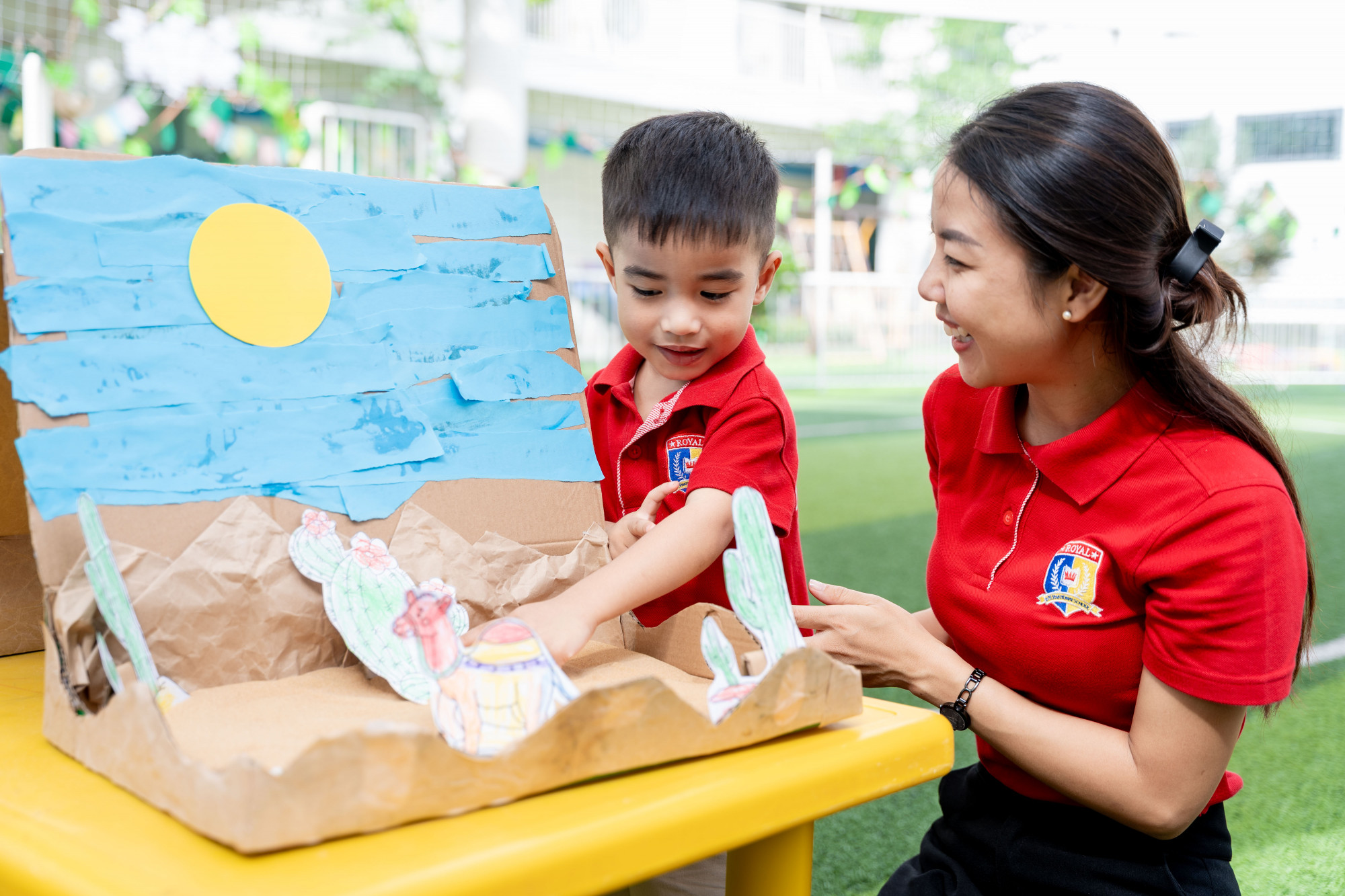 Thầy cô đồng hành và gắn bó với học sinh bằng sự tâm huyết và yêu thương - Ảnh: Royal School