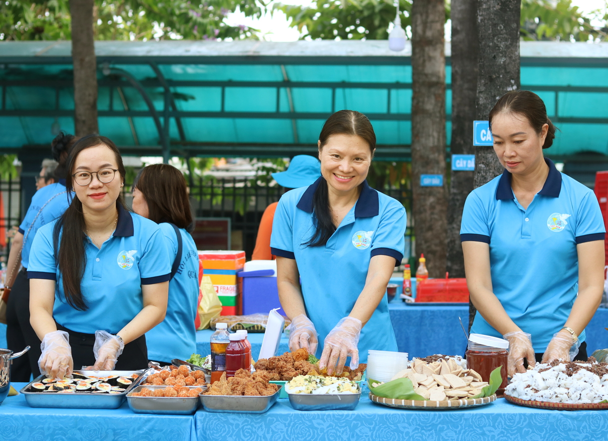 Chị Nguyễn Thị Ngọc Loan (bìa trái) - Phó chủ tịch Hội LHPN phường Trung Mỹ Tây  - cùng chị em chuẩn bị tiệc buffet gây quỹ chăm lo cho phụ nữ và trẻ em khó khăn 