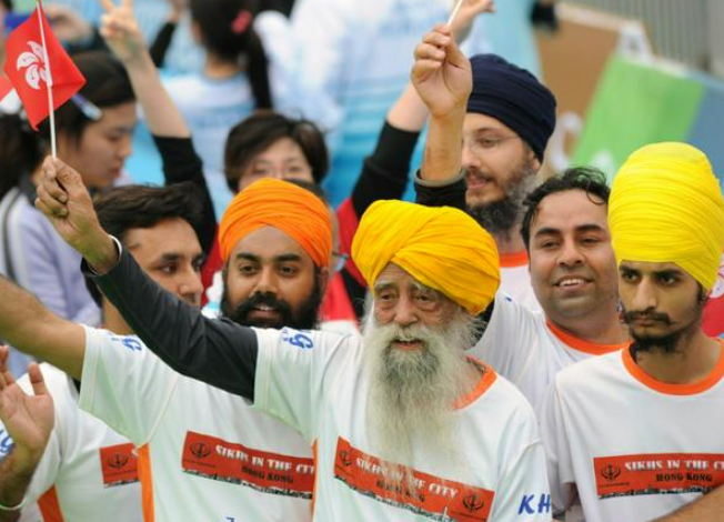 Ông Singh là một công dân Anh sinh ra ở Ấn Độ, có biệt danh là Lốc xoáy khăn xếp kể từ khi ông bắt đầu chạy marathon.