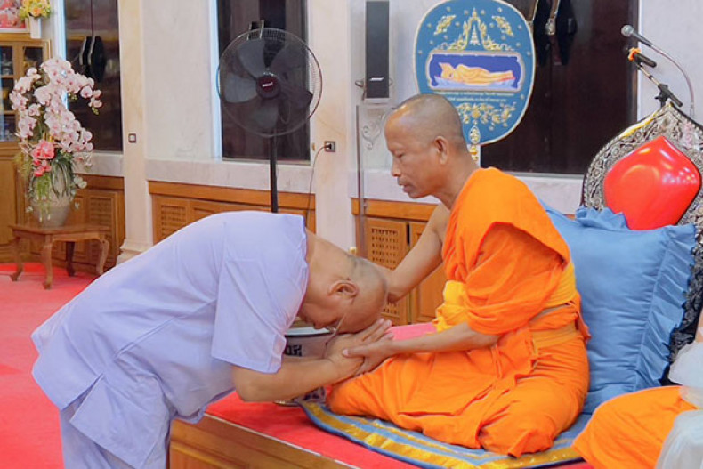 Phra Thepwatcharasitthimethi bày tỏ sự tôn kính với trụ trì chùa Wat Tak Fa ở tỉnh Nakhon Sawan vào thứ Ba, sau khi ông hoàn tục và mặc trang phục người thế tục. (Ảnh: Sitthipoj Kebui)