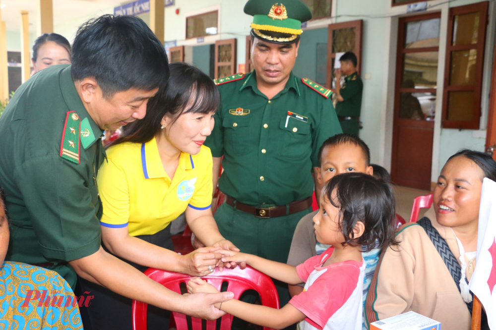 Bà Trịnh Thị Thanh đếm thăm hỏi các bệnh dân, và quân y tại Trạm Y tế xã Lìa