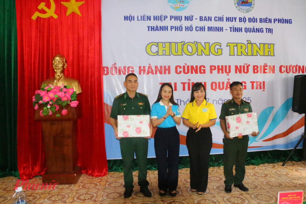 Tặng quà cho cán bộ  Đồn biên phòng  Thanh (Quảng Trị)