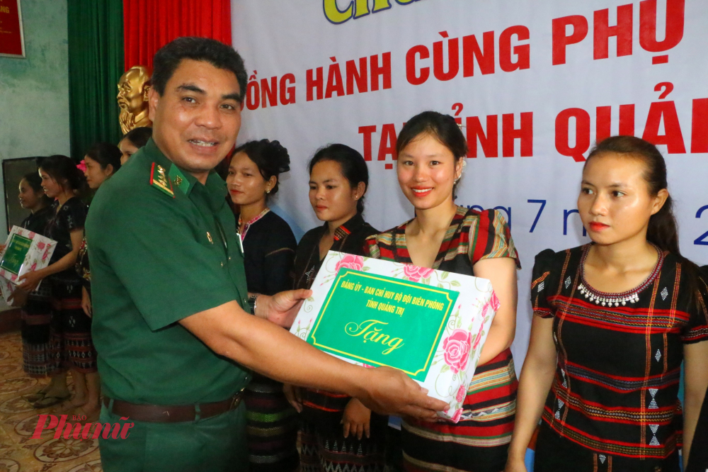 Thượng tá Hồ Phú Vinh, Phó Chính ủy BCH BĐBP tỉnh Quảng Trị tặng quà cho bà con