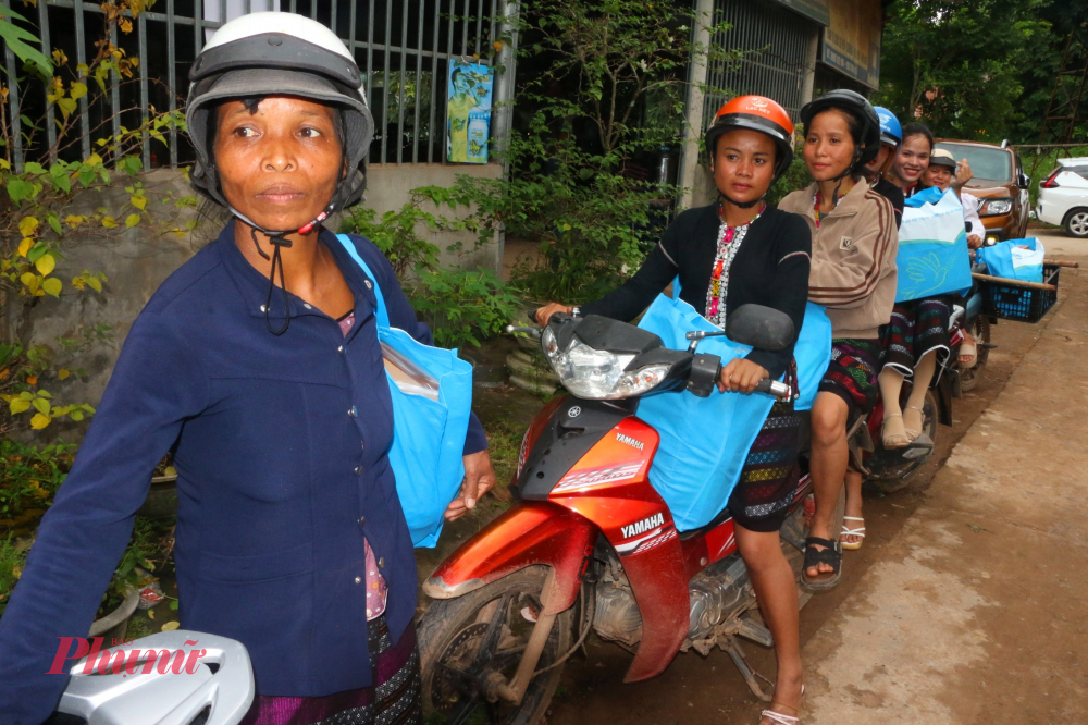 Chi em phụ nữ hai xã A Dơi, Lìa vui mừng đem quà tặng về nhà