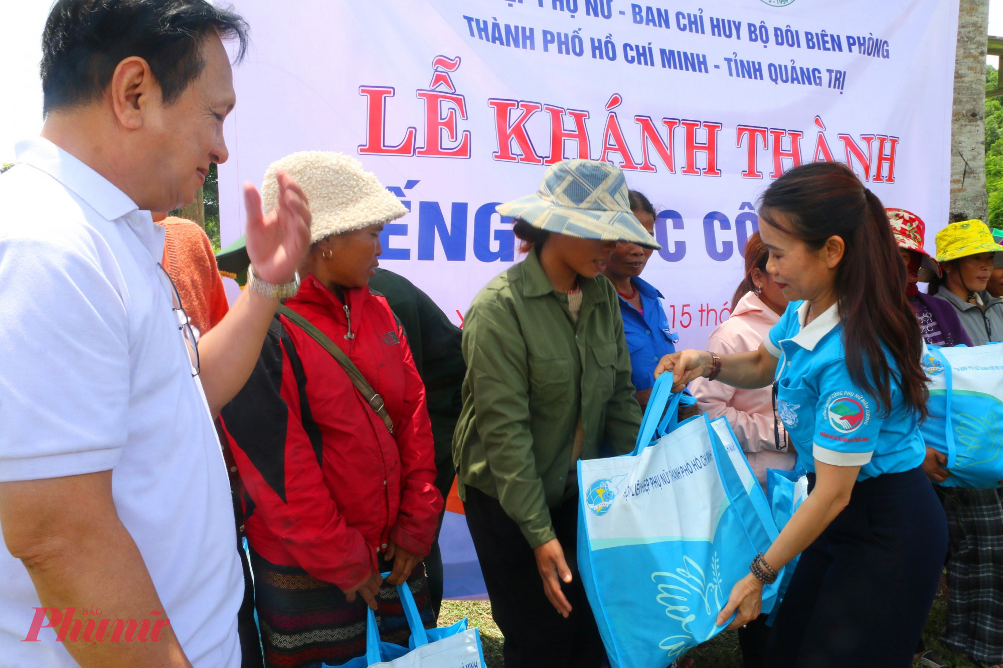 Bà Trần Thị Thúy Nga- Phỏ chủ tịch Hội LHPN tỉnh Quảng Trị tặng quà cho bà con xã Dơi