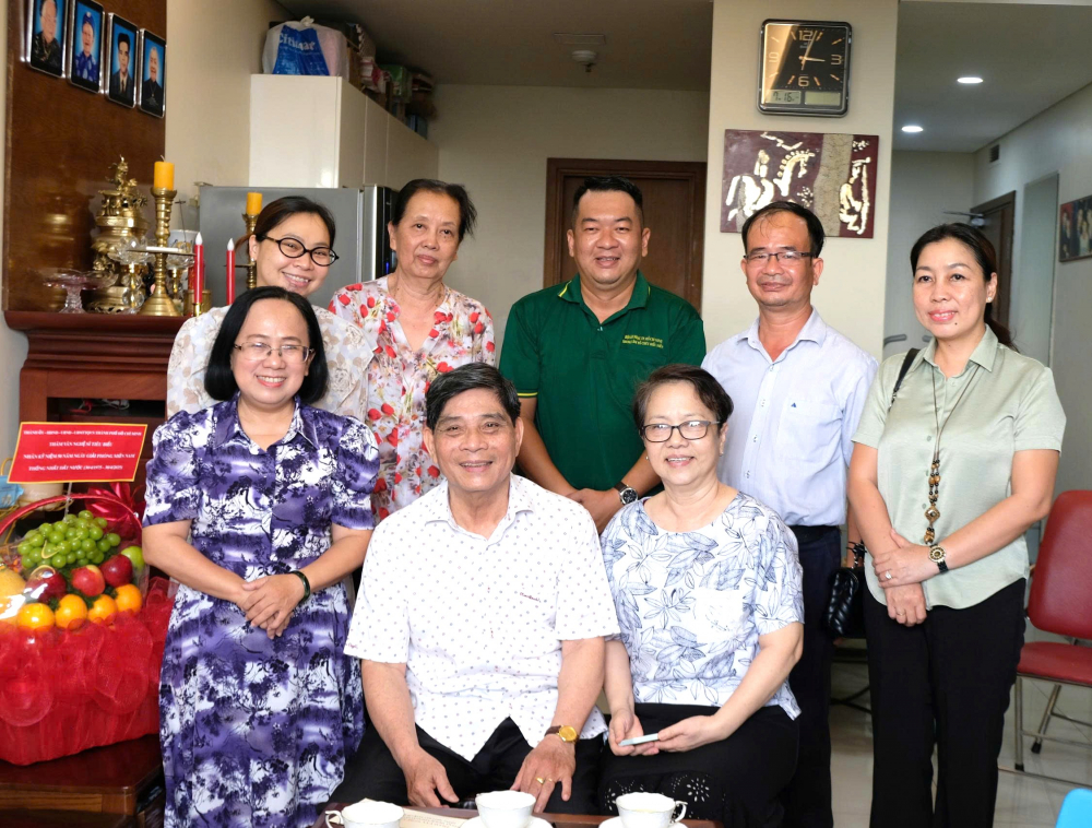 Vợ chồng nhạc sĩ Nguyễn Văn Sanh (ngồi) 