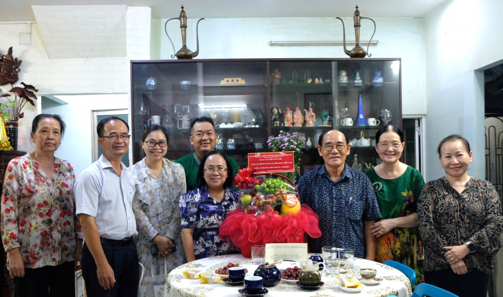 Đoàn thăm và tặng quà nhạc sĩ Hồ Văn Thành - Ảnh: Linh Đoan