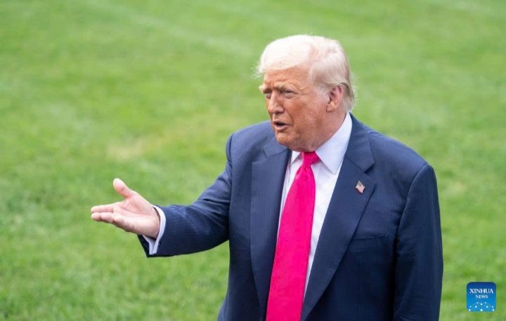 Tổng thống Donald Trump phát biểu bên ngoài Phòng bầu dục - Ảnh: Tân Hoa Xã