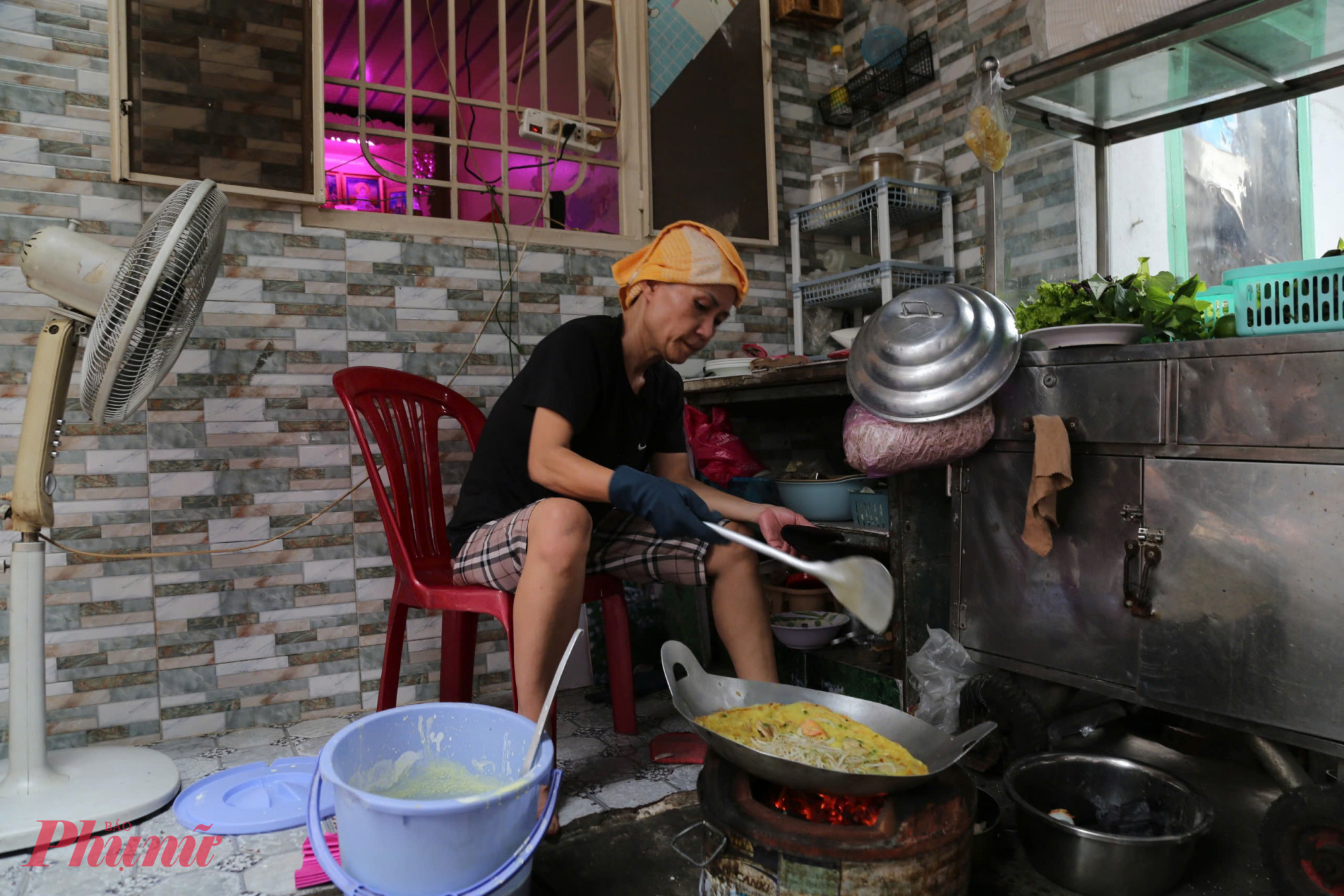 Nhiều hộ dân tại khu Mả Lạng tận dụng hành lang chung hoặc khoảng trống trước nhà để đặt bếp nấu ăn do diện tích sinh hoạt quá chật hẹp.