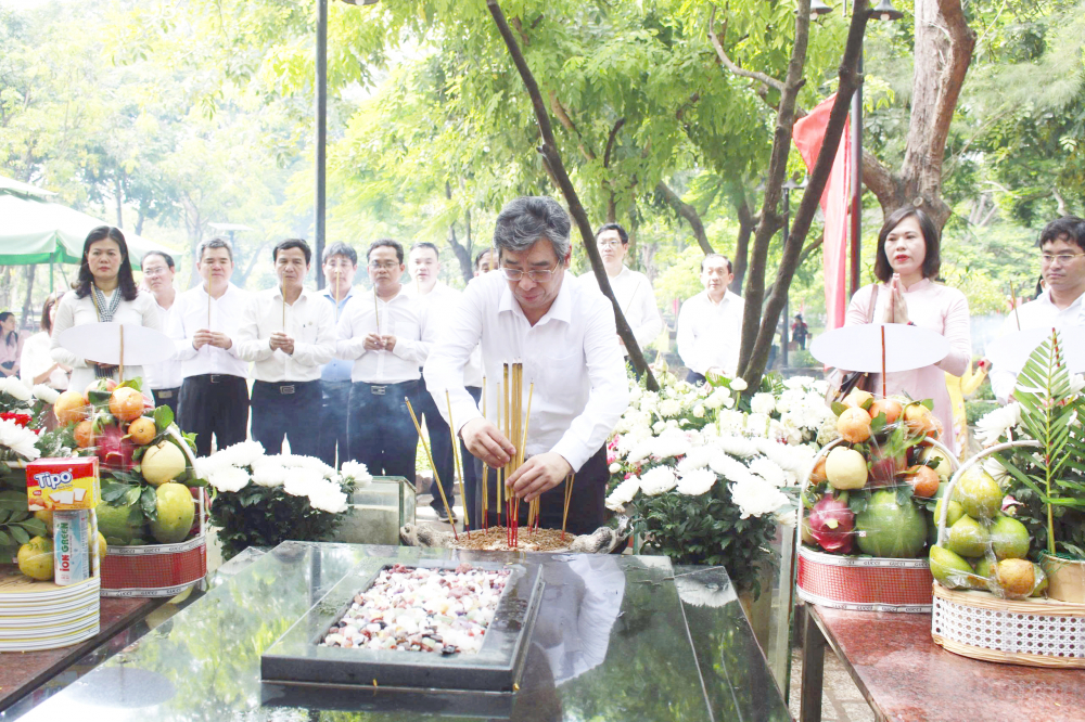 Ông Nguyễn Phước Lộc - Phó bí thư Thành ủy TPHCM, Chủ tịch Ủy ban MTTQ Việt Nam TPHCM - làm trưởng đoàn - đã đến viếng, thắp hương tưởng nhớ các anh hùng liệt sĩ, chiến sĩ cách mạng tại Nghĩa trang Hàng Keo, Hàng Dương, thắp hương tưởng nhớ nữ anh hùng Võ Thị Sáu