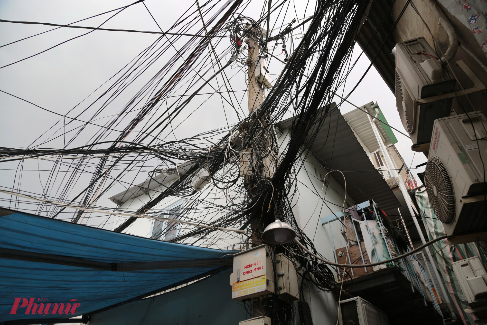 Dây điện trong khu Mả Lạng rối như mạng nhện, giăng kín các con hẻm. Hệ thống tạm bợ, chồng chéo, không theo quy chuẩn, tiềm ẩn nguy cơ chập cháy cao. Hỏi ChatGPT