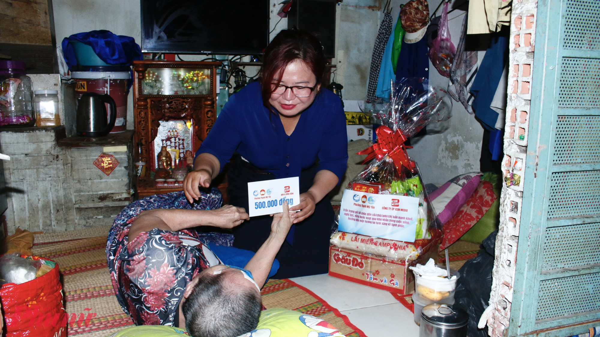 Dịp này, bà Huỳnh Thị Thanh Thảo – Chủ tịch Hội LHPN phường Thạnh Mỹ Tây đã đến thăm hỏi, động viên và  trực tiếp đến nhà trao quà cho các hộ gia đình có người khuyết tật, hoàn cảnh neo đơn. Trong đó có trường hợp bà Danh Thị Ngọc Anh (65 tuổi, khu phố 14), bị tai biến nhiều năm nay, nằm liệt một chỗ. Gia đình bà thuộc diện đặc biệt khó khăn, chồng làm lao động tự do, con trai đang chấp hành cải tạo. Cuộc sống nghèo khó, bệnh tật đeo bám triền miên. Nhận được phần quà, bà Ngọc Anh xúc động gửi lời cảm ơn và bày tỏ quyết tâm cố gắng vượt qua bệnh tật, tiếp tục vươn lên trong cuộc sống.