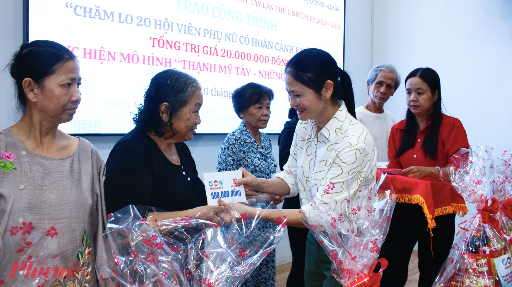 Bà Nguyễn Thu Hương - Phó bí thư Đảng ủy phường Thạnh Mỹ Tây trao quà đến các hộ khó khăn