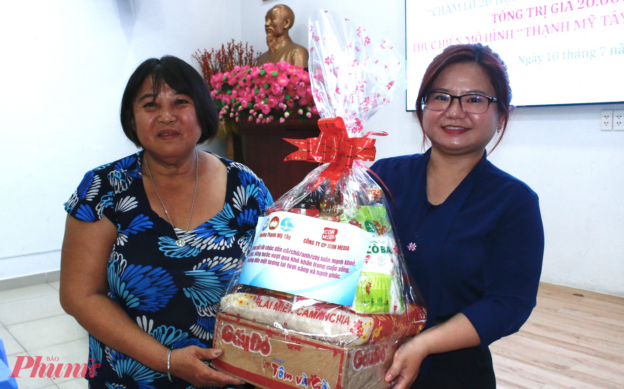 Bà Phan Thị Thu Mai, 56 tuổi, ngụ khu phố 6, phường Thạnh Mỹ Tây (bìa trái) mưu sinh bằng nghề lượm ve chai , chồng mất 7 năm nay, một mình bà tự gồng gánh cuộc. Gia đình bà thuộc diện khó khăn, con gái nghèo khổ, đông con, bản thân vừa phải nuôi sống bản thân vừa lo thêm các cháu nhỏ trong nhà. Bà chia sẻ, mỗi tối khoảng 7–8 giờ, bà bắt đầu đi lượm ve chai đến tận sáng hôm sau, ngày  nào kiếm được 15.000–20.000 đồng, nhiều thì 50.000 -60.000 đồng. Nhận được phần quà hỗ trợ trong đợt này, bà Mai vui mừng biết ơn. Với bà, những phần quà vô cùng quý giá, giúp trang trải phần nào cuộc sống”.