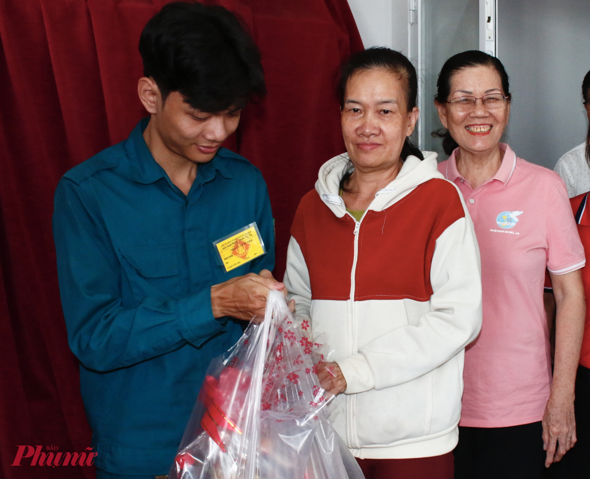 Lực lượng dân quân hỗ trợ hội viên nhận quà ra về