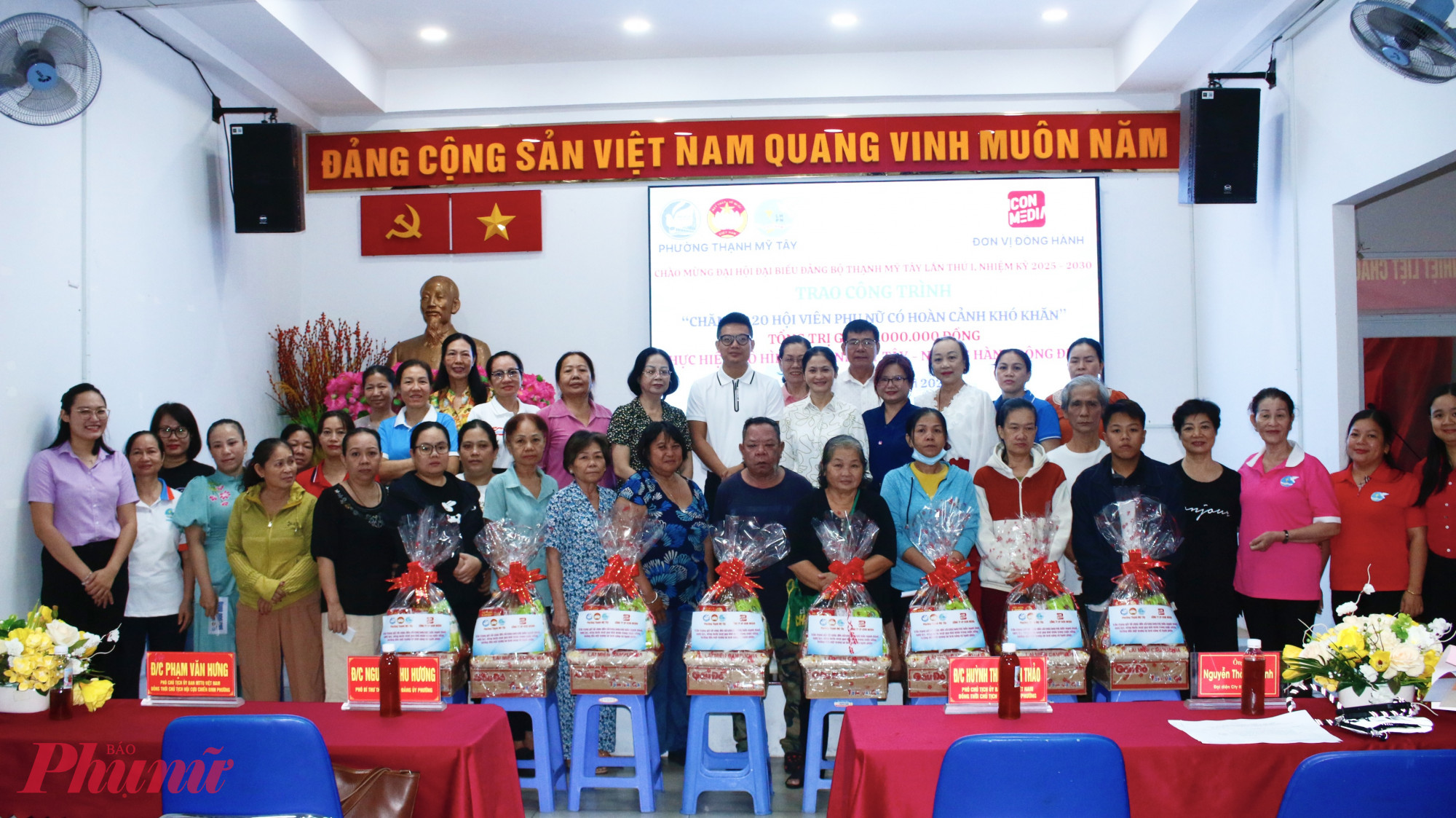  Chương trình trao tặng quà cho 20 hội viên phụ nữ có hoàn cảnh đặc biệt khó khăn, gồm một phần quà nhu yếu phẩm và tiền mặt trị giá 500.000 đồng.