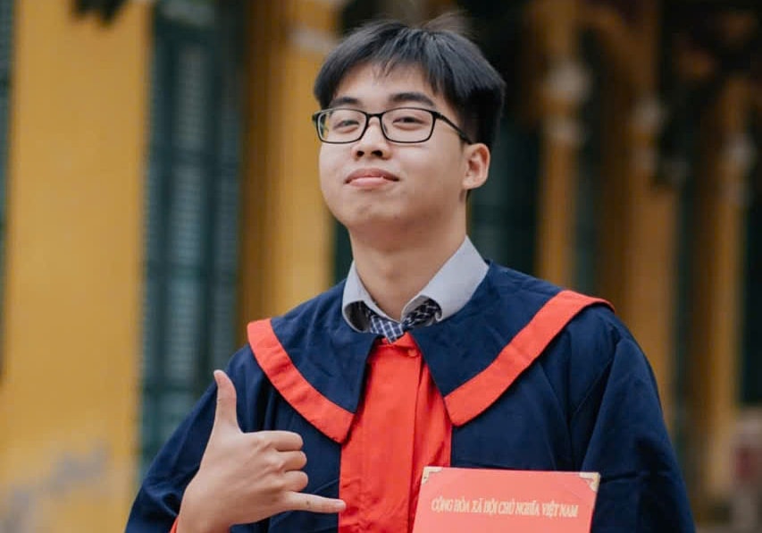 Chân dung thủ khoa kép tổ hợp A01 và D01 Nguyễn Việt Hưng - Ảnh: Trường THPT Chu Văn An 
