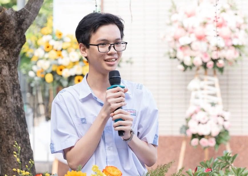Trần Đức Tài thủ khoa duy nhất khối B00 với điểm tuyệt đối ở ba môn Toán, Hóa, Sinh - Ảnh: Trường THCS-THPT Nguyễn Khuyến (TPHCM)