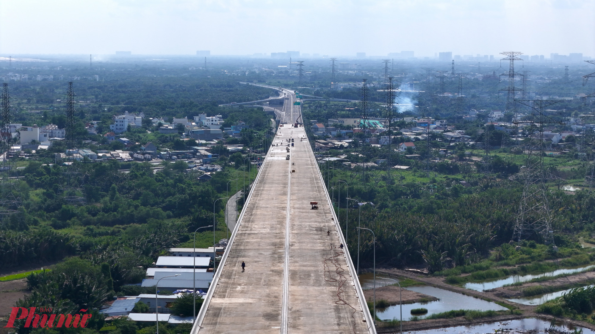 Đoạn cao tốc nối cầu Bình Khánh với các tuyến đường dẫn xung quanh đã cơ bản hoàn thiện, hiện đang chờ cầu được hoàn thành để kết nối thông suốt toàn tuyến cao tốc Bến Lức – Long Thành. 