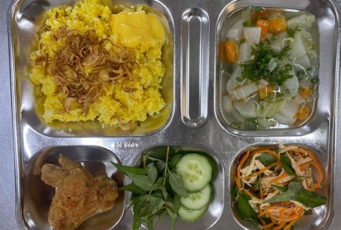 Hình ảnh suất cơm tại một trường học ở Nha Trang - xảy ra ngộ độc thực phẩm (ảnh: phụ huynh cung cấp