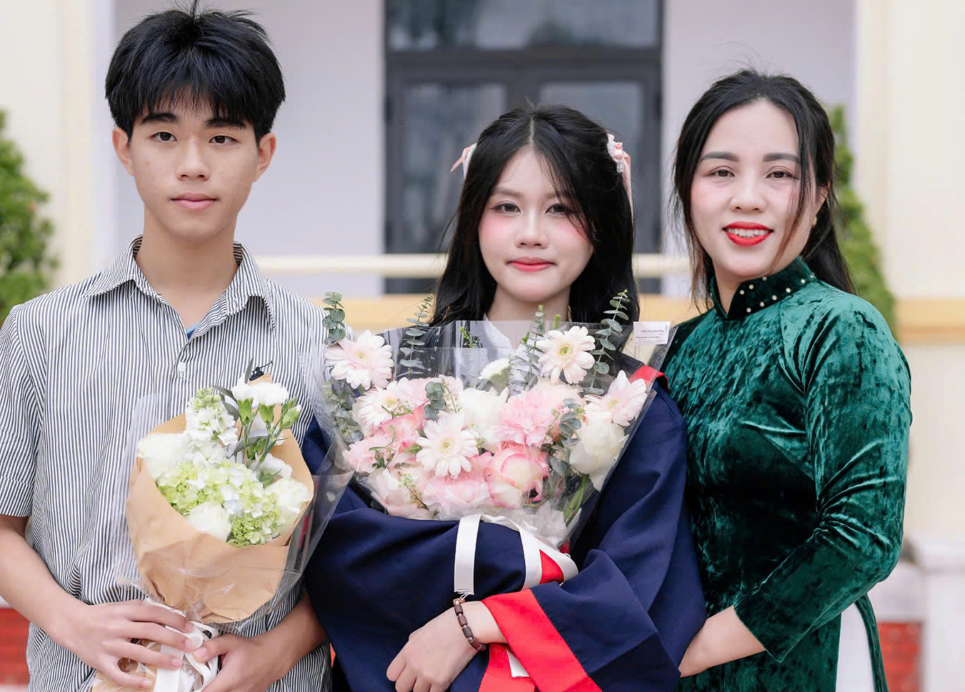 Yến Nhi bên mẹ và em trai - Ảnh nhân vật cung cấp