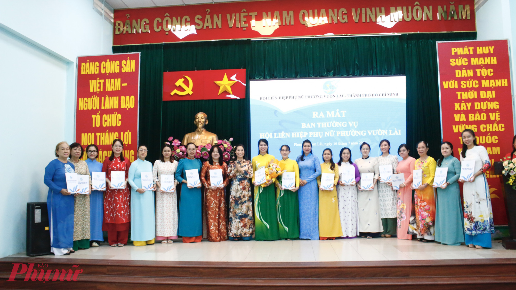 Bà Lê Thị Kim Thu – Phó chủ tịch Hội LHPN TPHCM và bà Lê Thị Thu Hồng - Chủ tịch Ủy ban MTTQ Việt Nam phường Vườn Lài trao quyết định đến 19 uỷ viên Ban thường vụ Hội LHPN phường Vườn Lài