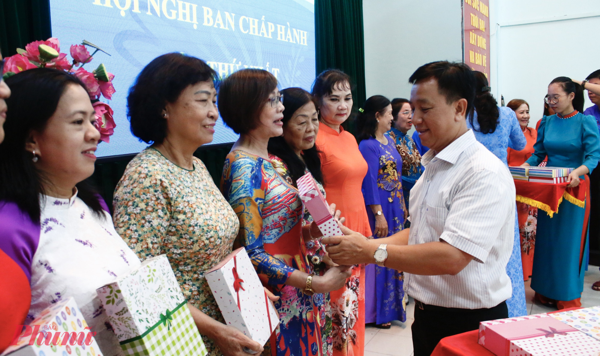 Ông Nguyễn Phúc Hiệp – Phó bí thư thường trực Đảng ủy phường Vườn Lài trao quà tri ân đến cán bộ hội