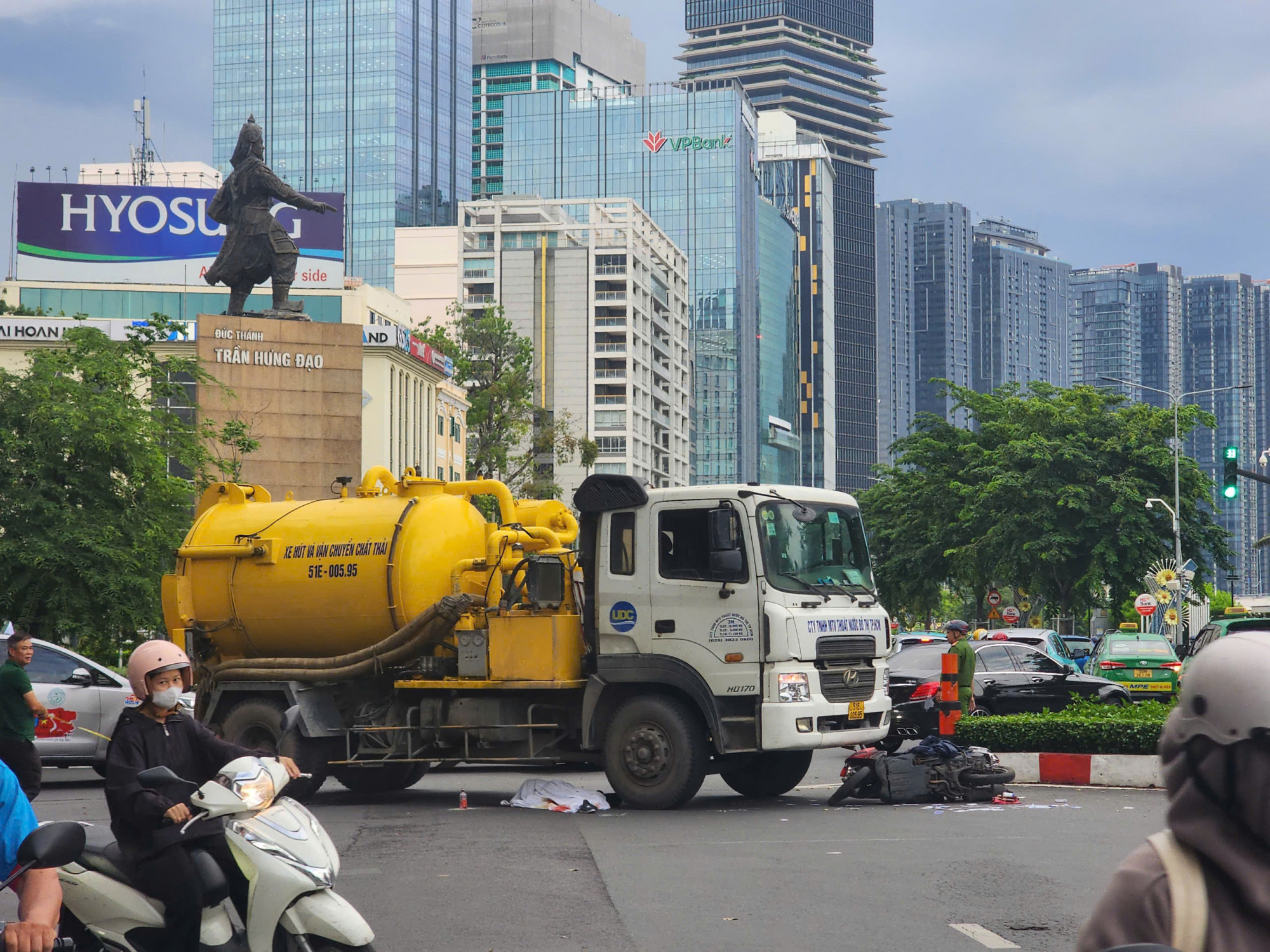 Hiện trường vụ tai nạn giữa xe bồn và xe máy khiến 1 người tử vong. 
