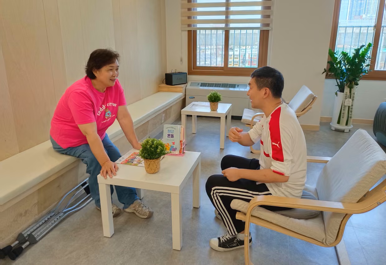 Những cửa hàng tiện lợi giúp chữa lành tâm hồn kẻ cô đơn Tư vấn viên tình nguyện Lee In-sook sử dụng kinh nghiệm vượt qua sự cô lập của chính mình để hướng dẫn những người khác tại trung tâm ở Dongdaemun - Ảnh: Raphael Rashid