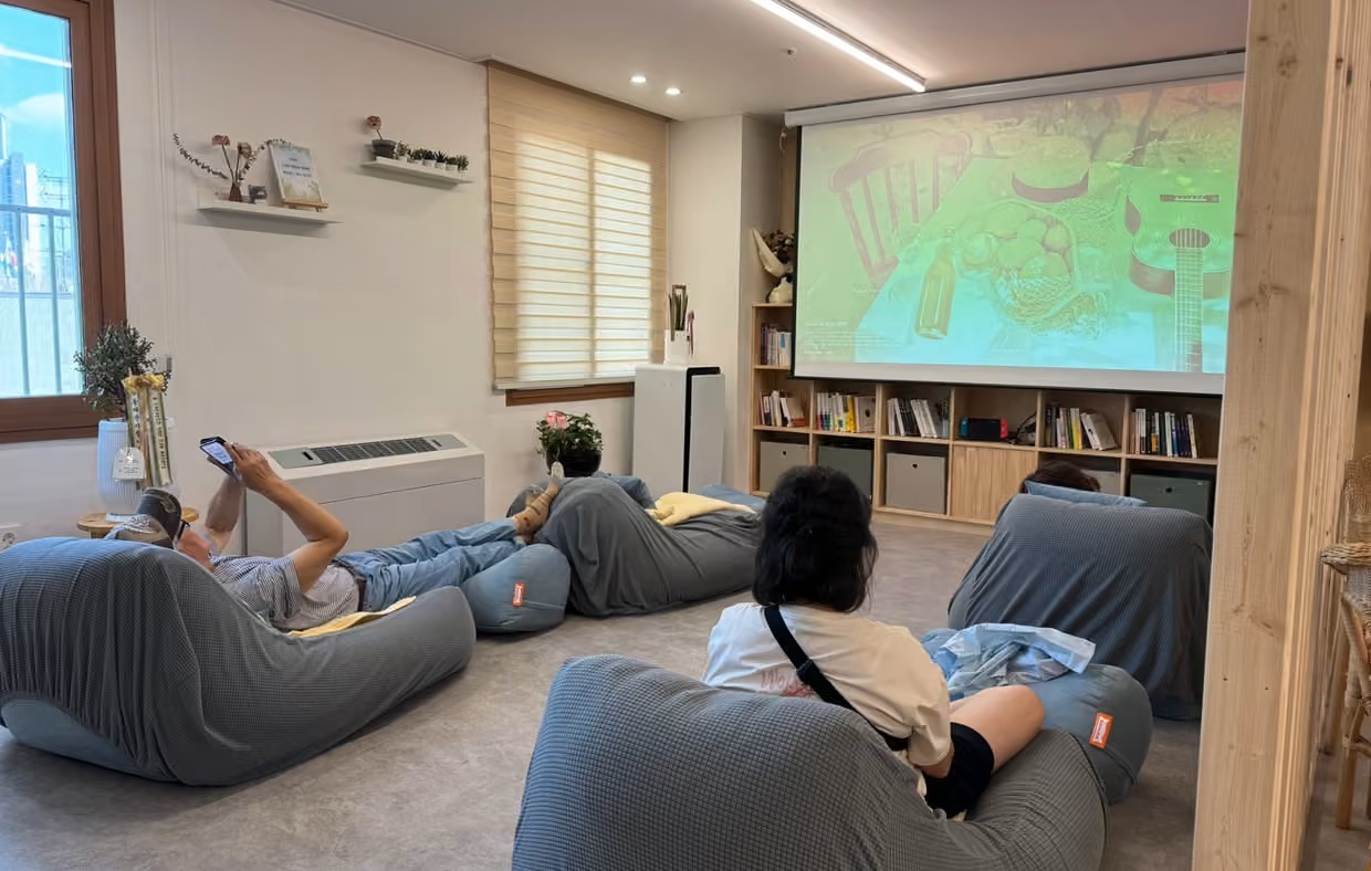 Những cửa hàng tiện lợi giúp chữa lành tâm hồn kẻ cô đơn Những người đến thăm các cơ sở có thể xem phim hoặc chỉ đơn giản là dành thời gian trong sự yên tĩnh - Ảnh: Raphael Rashid