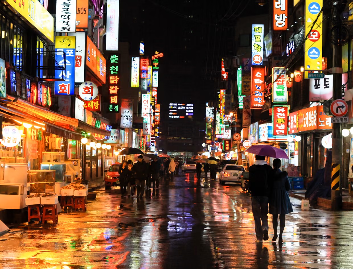 Những cửa hàng tiện lợi giúp chữa lành tâm hồn kẻ cô đơn Tại Seoul, giao tiếp giữa người với người dường như ngày càng bị chia cắt khi số lượng hộ gia đình đơn thân tăng vọt - Ảnh: Alex Barlow/Getty Images
