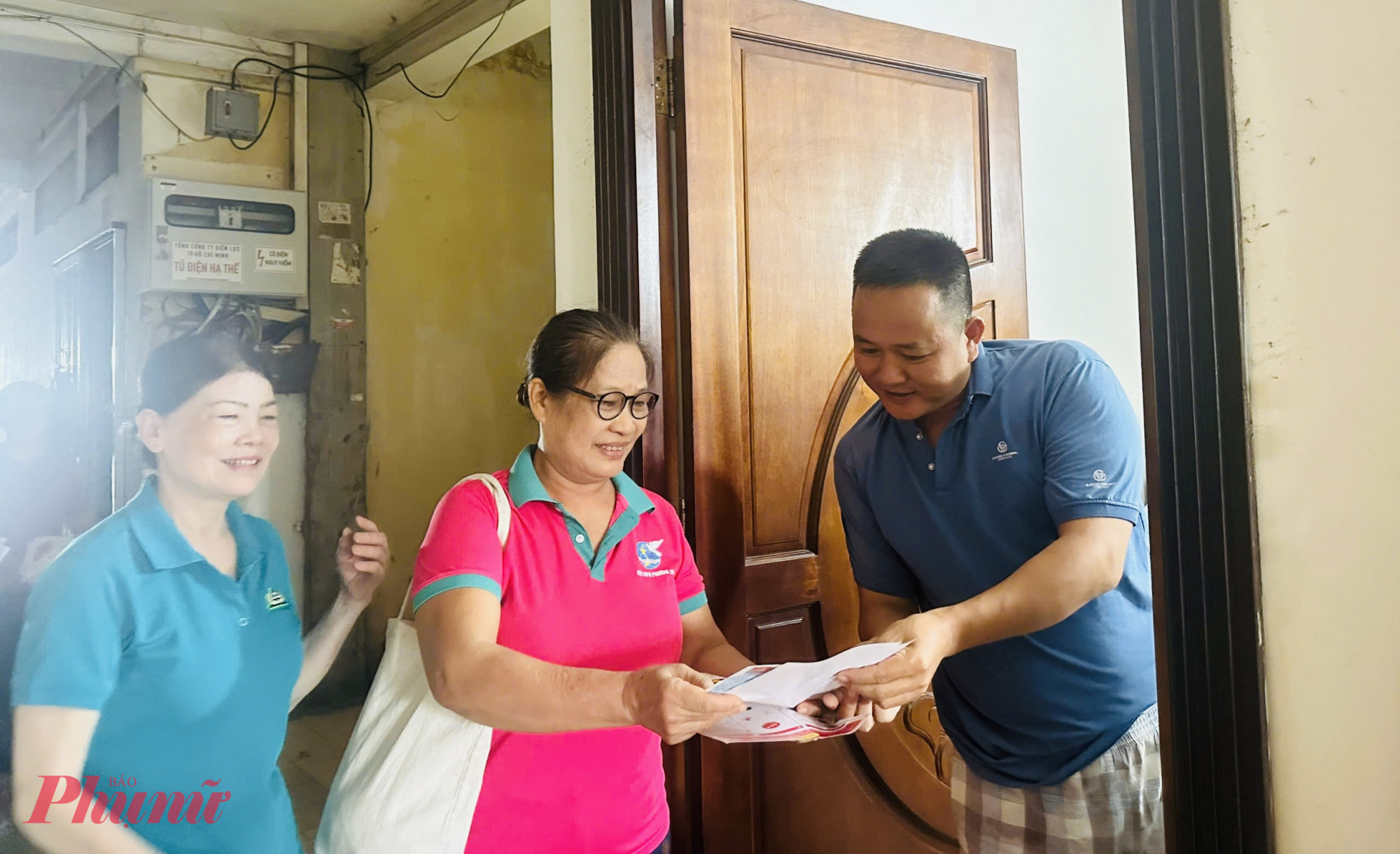 Bà Võ Thị Sen – Chi hội phó Chi hội Phụ nữ khu phố 43, phường Bình Thạnh (giữa) đang tích cực tuyên truyền công tác PCCC và vận động người dân tháo dỡ chuồng cọp tại chung cư A9 Bắc Đinh Bộ Lĩnh