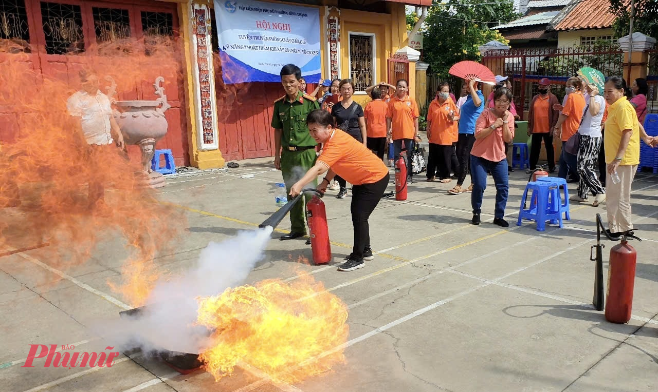 Phụ nữ phường Bình Thạnh thực hành các kỹ năng PCCC