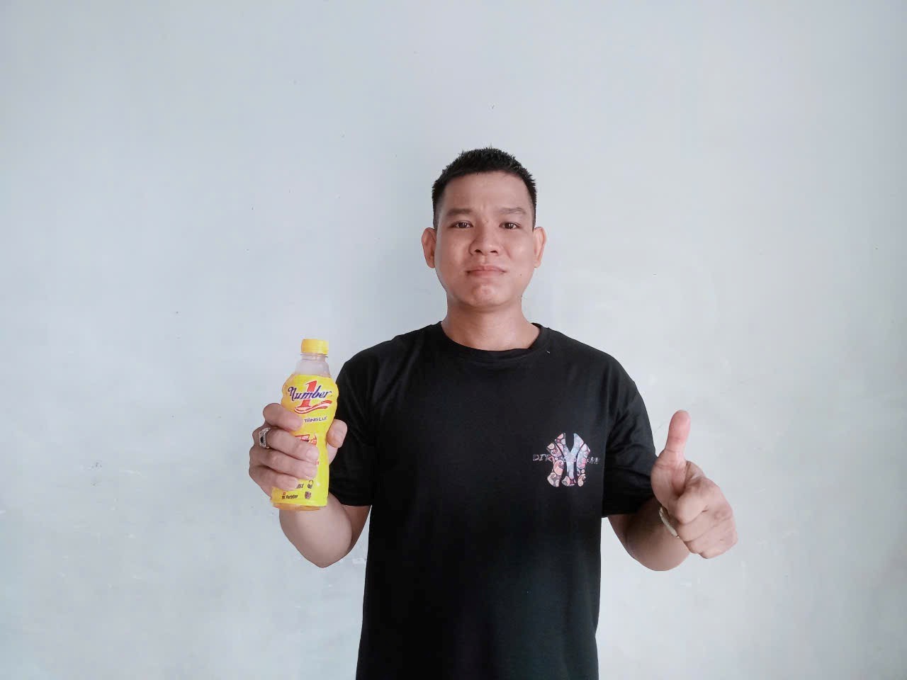 Anh Dương Khánh Tâm (sinh năm 1996, Tây Ninh) may mắn trúng giải 3 là một AirPods Max trị giá 13 triệu đồng - Ảnh: nhân vật cung cấp