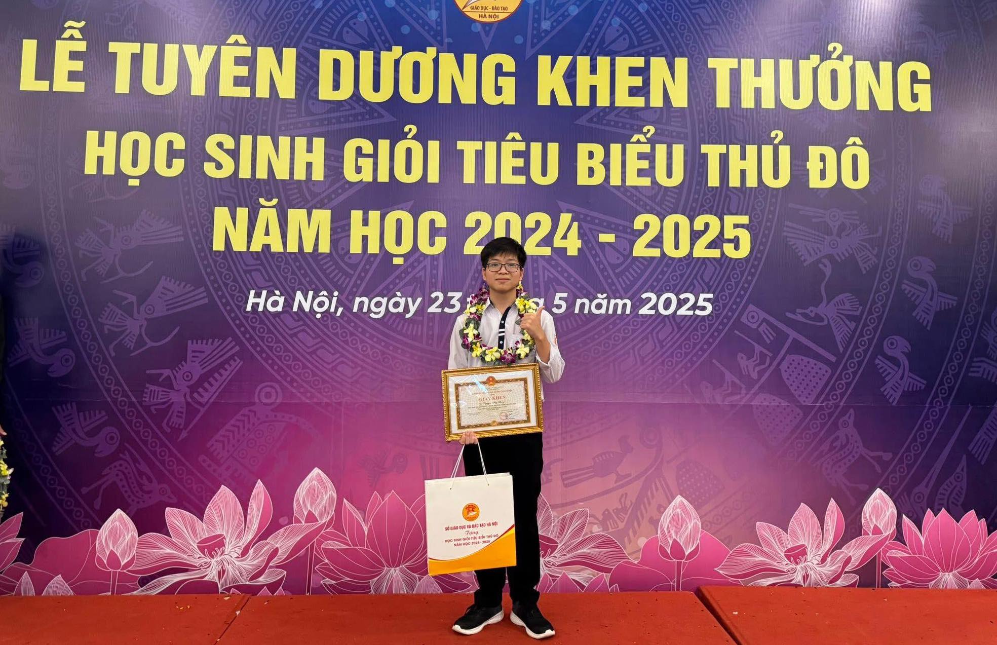 Duy Phong vừa là thủ khoa kỳ thi đánh giá năng lực của Đại học Quốc gia Hà Nội, vừa là thủ khoa tổ hơp A00 kỳ thi tốt nghiệp THPT 2025 - Ảnh: Trường THPT Chương Mỹ A (Hà Nội)