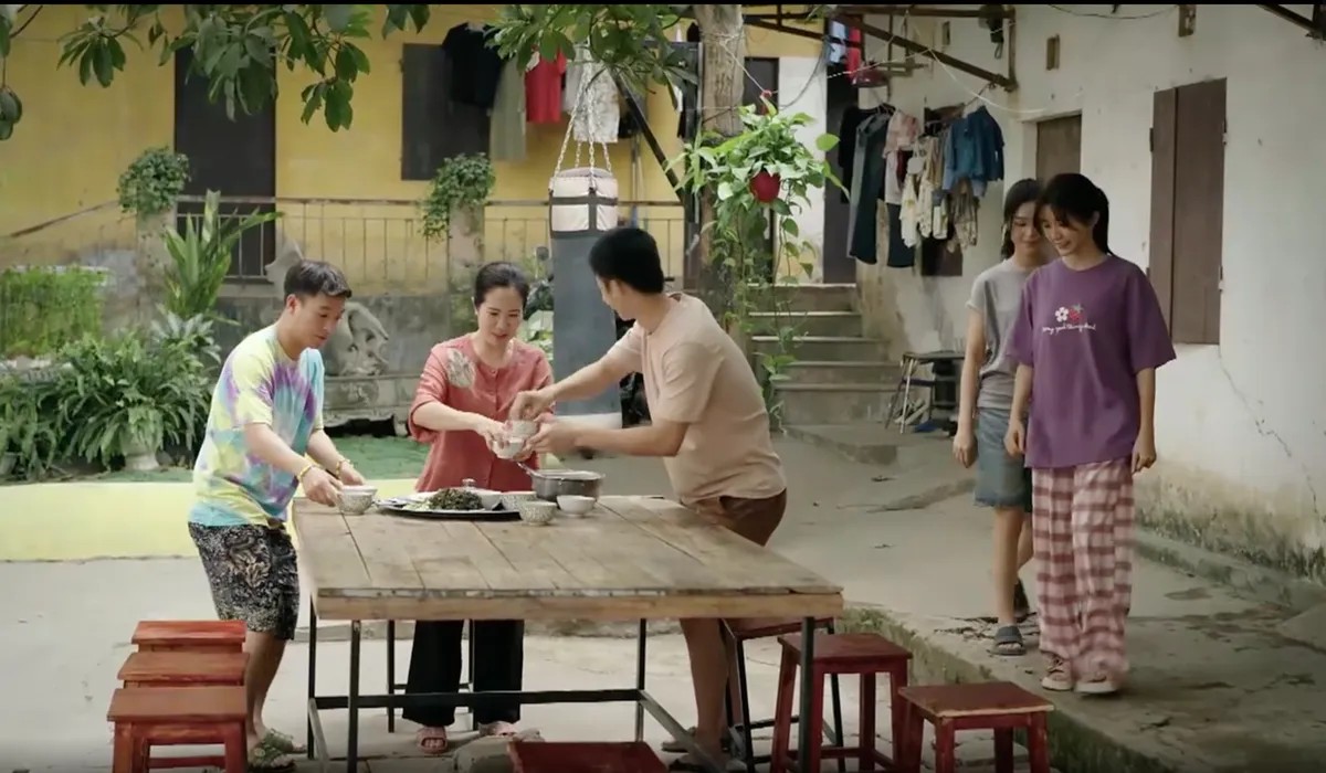 Tình làng xóm là điểm ấm áp nhất của phim 
