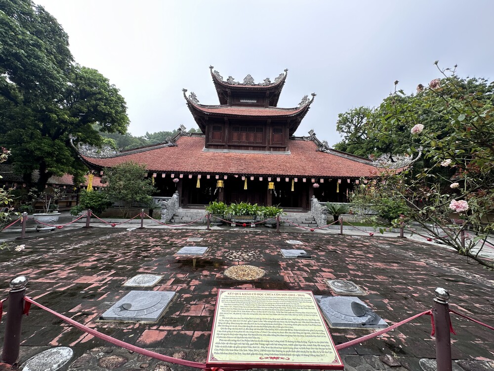 Chùa Côn Sơn. Phía trước chùa là di tích nền móng của Cửu phẩm Liên Hoa - Ảnh: VAA/ Nguyễn Quân Tùng