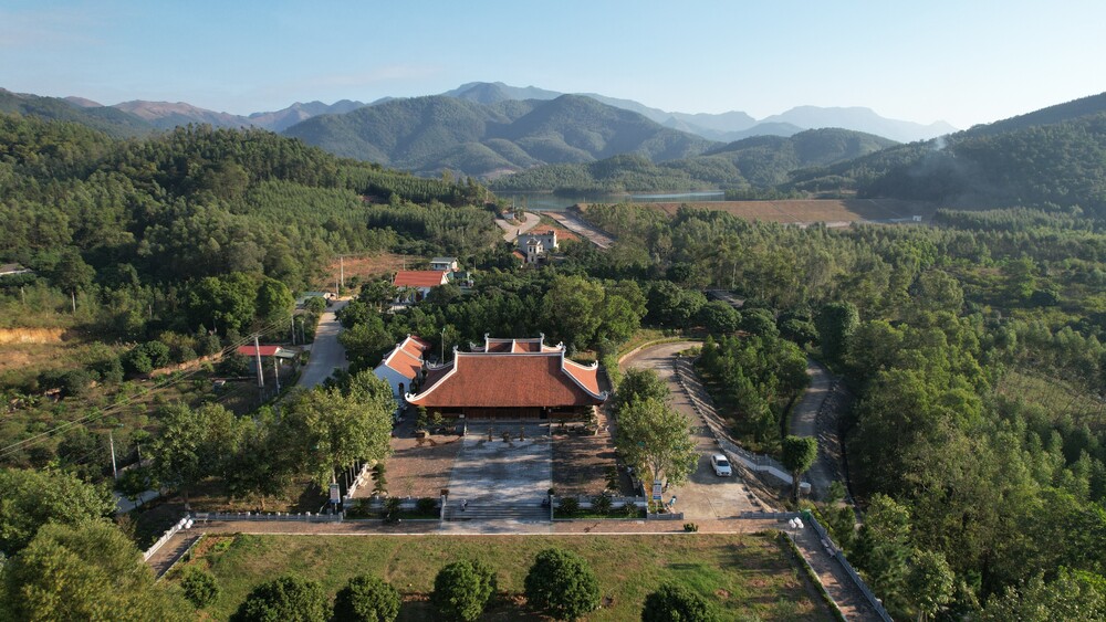 Đền Thái Miếu tọa lạc trên một ngọn đồi thấp có tên là Đồi Dinh - Ảnh: VCKG/ Phạm Minh Hải