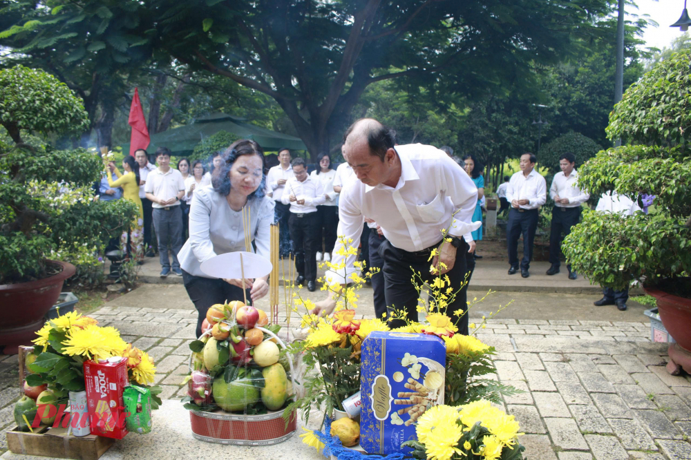 Các đại biểu dâng hương tưởng nhớ các anh hùng liệt sĩ tại nghĩa trang và tưởng nhớ nữ anh hùng Võ Thị Sáu 