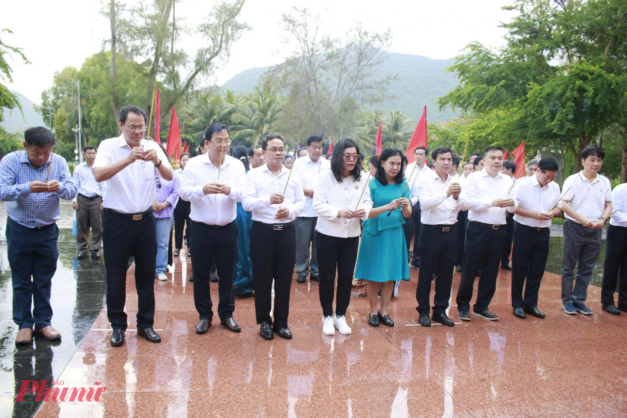 Đoàn công tác TPHCM ừa có chuyến công tác đến Đặc khu Côn Đảo, đã đến viếng, dâng hoa tại Nghĩa trang Hàng Keo và Hàng Dương, thắp hương tưởng nhớ nữ anh hùng Võ Thị Sáu