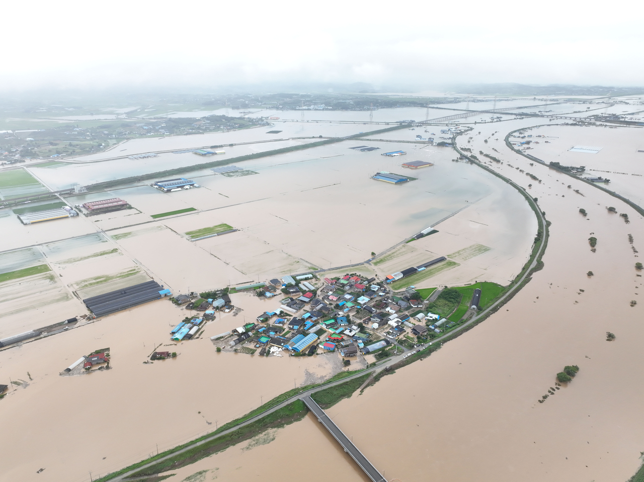 Một ngôi làng ở huyện Yesan, tỉnh Chungcheong Nam, bị ngập lụt do mưa lớn đổ bộ vào các khu vực miền trung Hàn Quốc hôm 17/7 - Ảnh: YONHAP