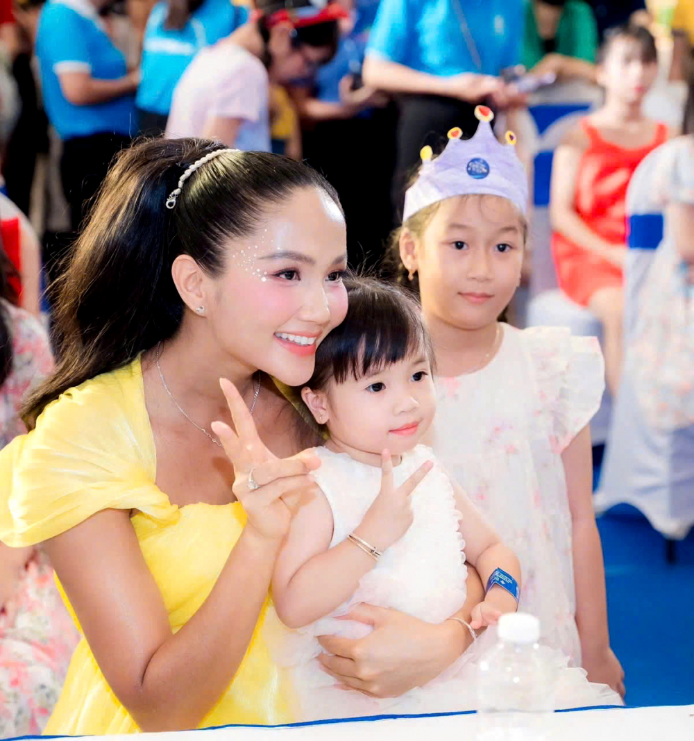 Sức sống mới của Hội LHPN TPHCM Hoa hậu H'Hen Niê cùng các em nhỏ tại chương trình “Ngày hội Giấc Mơ Lọ Lem” do Hội LHPN TPHCM phối hợp với Công ty cổ phần Vàng bạc đá quý Phú Nhuận (PNJ) - chi nhánh Thủ Dầu Một tổ chức tại các phường Thuận An, Lái Thiêu, Bình Hòa và Thuận Giao ngày 12/7 - Ảnh do Hội LHPN TPHCM cung cấp