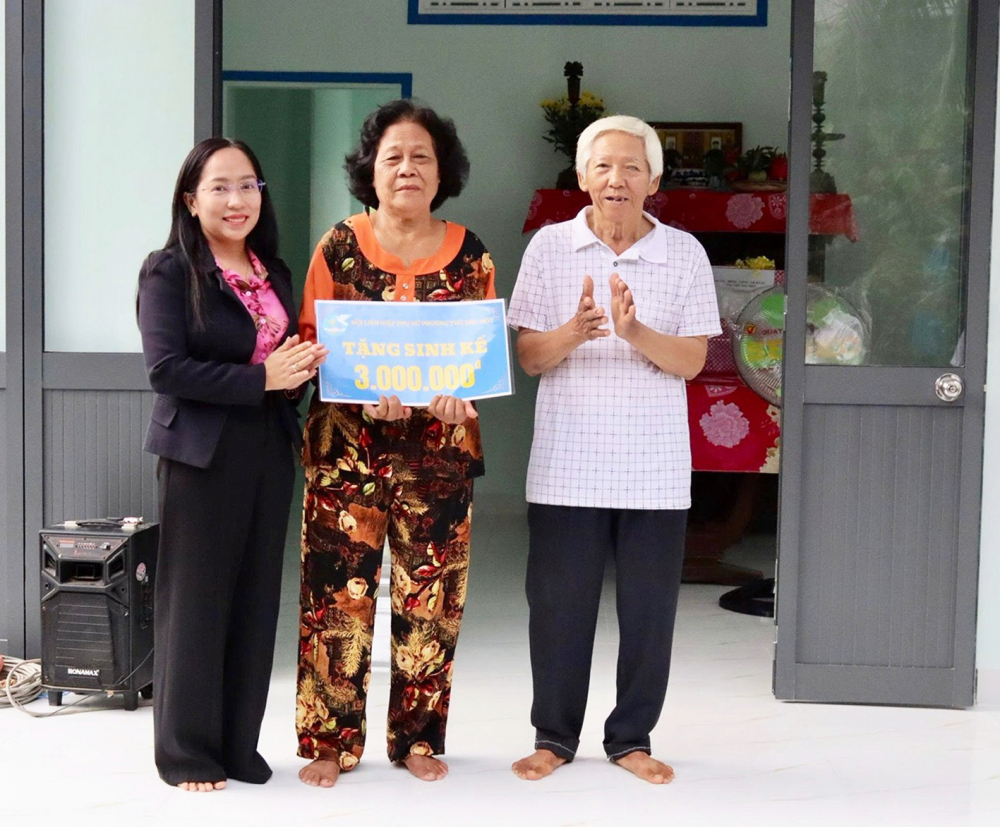 Sức sống mới của Hội LHPN TPHCM Bà Lê Thị Thúy Hà (bìa trái) - Chủ tịch Hội LHPN phường Thủ Dầu Một - trao 3 triệu đồng cho gia đình bà Nguyễn Thị Thua - khu phố 7, phường Thủ Dầu Một - vào ngày 8/7 - ẢNH: MẪN NHI