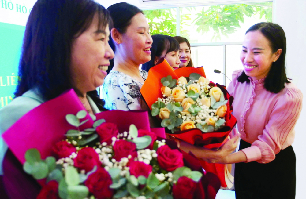Chủ tịch Hội LHPN TPHCM Võ Ngọc Thanh Trúc: “Chuyển đổi số để xây dựng mô hình hội không khoảng cách” Chủ tịch Hội LHPN TPHCM Võ Ngọc Thanh Trúc (bìa phải) tặng hoa chúc mừng các phó chủ tịch hội và giao nhiệm vụ vào ngày 3/7 - ẢNH: DIỄM TRANG