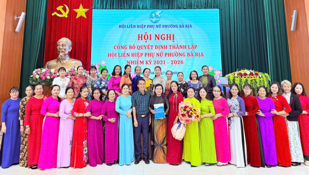 Sức sống mới của Hội LHPN TPHCM Lãnh đạo Đảng ủy, Ủy ban MTTQ Việt Nam phường Bà Rịa trao quyết định và tặng hoa chúc mừng trong lễ công bố quyết định thành lập Hội LHPN phường Bà Rịa ngày 8/7 - ẢNH: NGỌC TRĂM