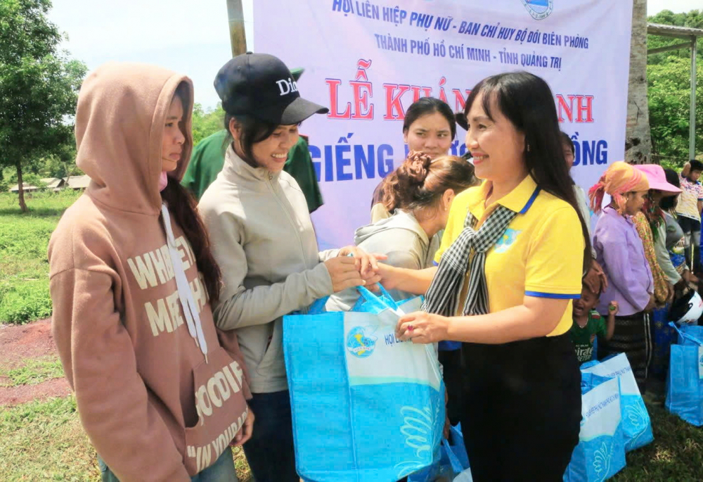 Sức sống mới của Hội LHPN TPHCM Bà Trịnh Thị Thanh - Phó chủ tịch thường trực Hội LHPN TPHCM - trao quà cho phụ nữ có hoàn cảnh khó khăn ở xã A Dơi, tỉnh Quảng Trị trong chương trình “Đồng hành cùng phụ nữ biên cương” năm 2025 - ẢNH: THUẬN HÓA