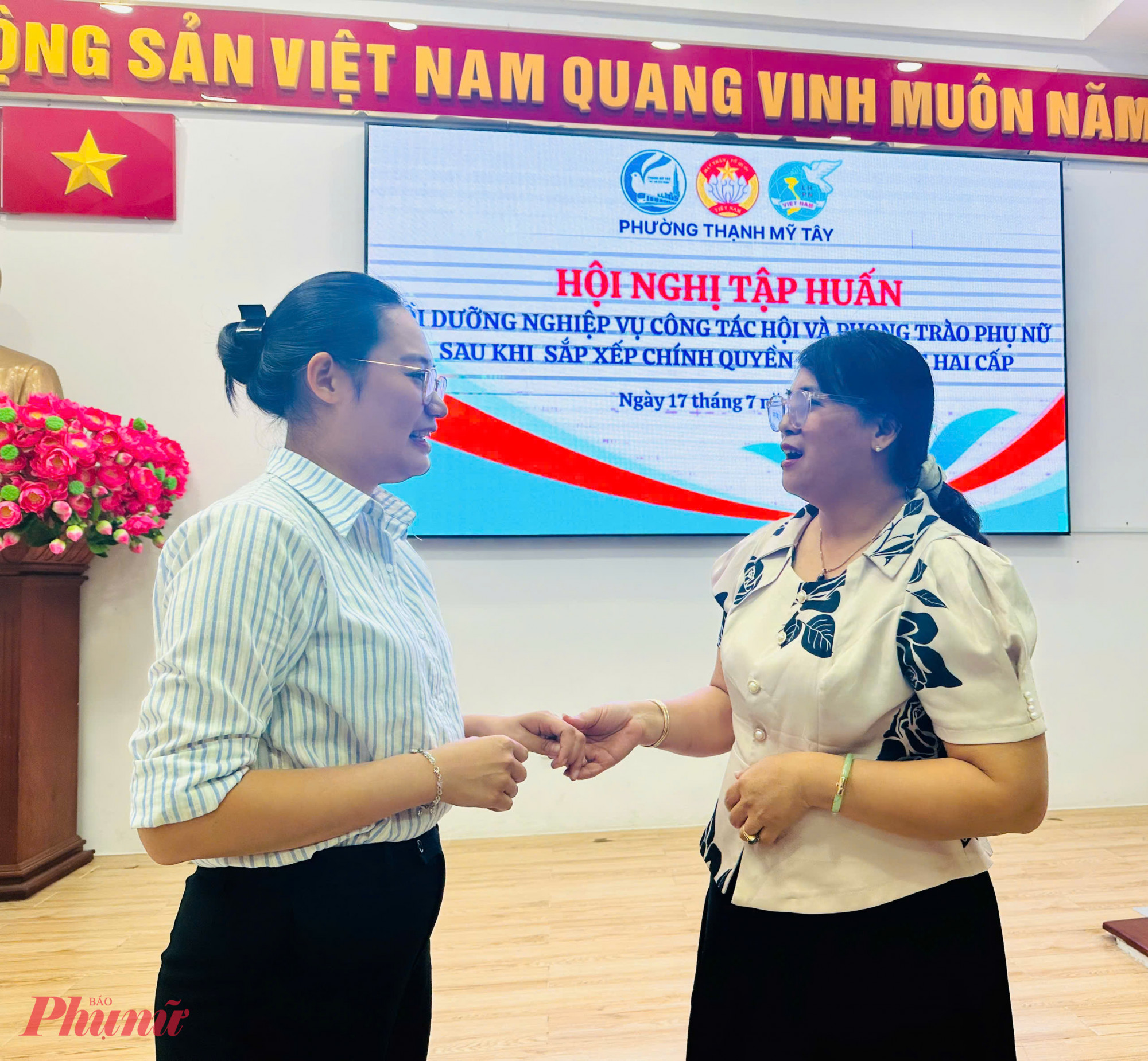 Cán bộ Hội LHPN phường Thạnh Mỹ Tây trao đổi sau giờ tập huấn