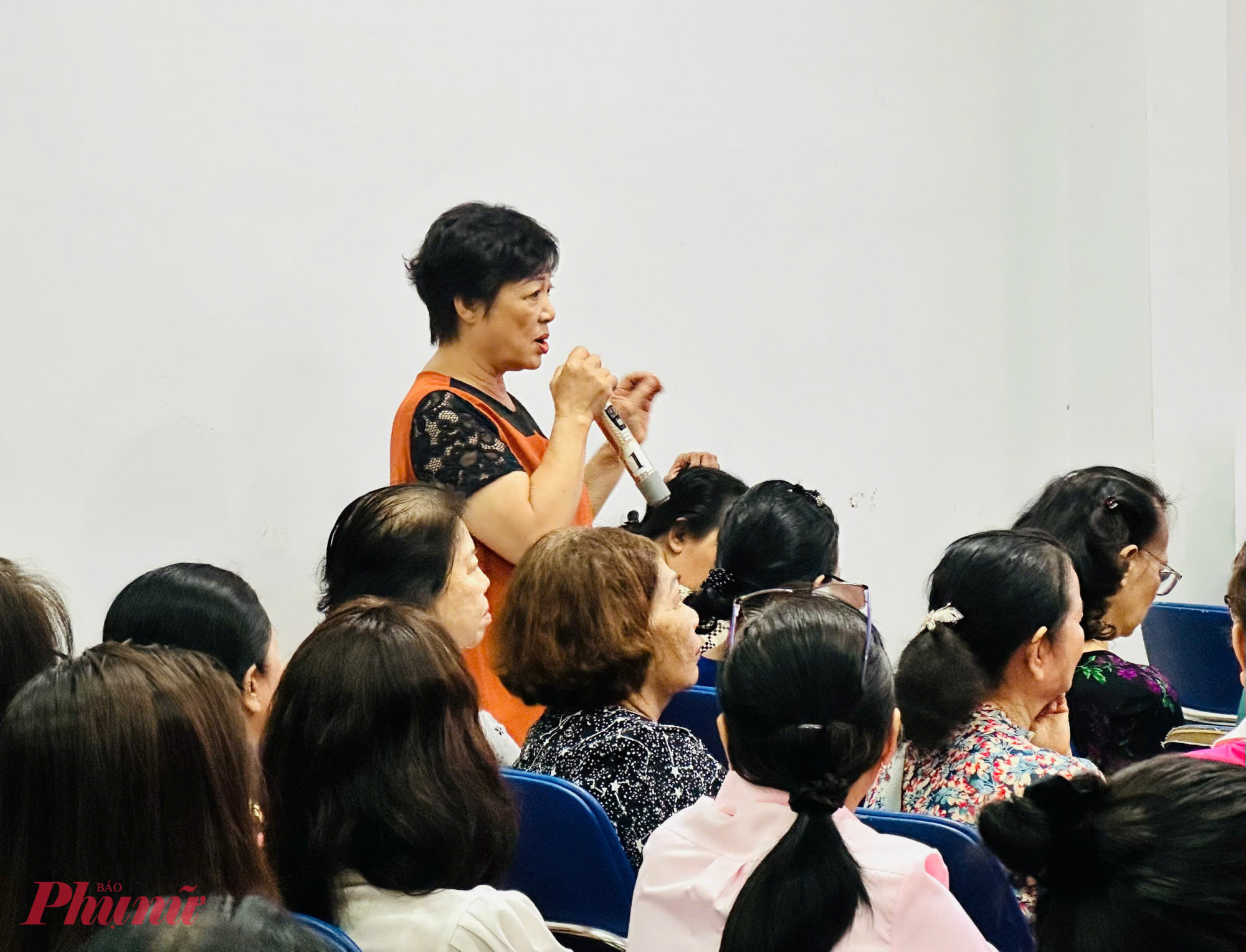 Chi hội trưởng các khu phố tham gia thảo luận, đóng góp ý kiến