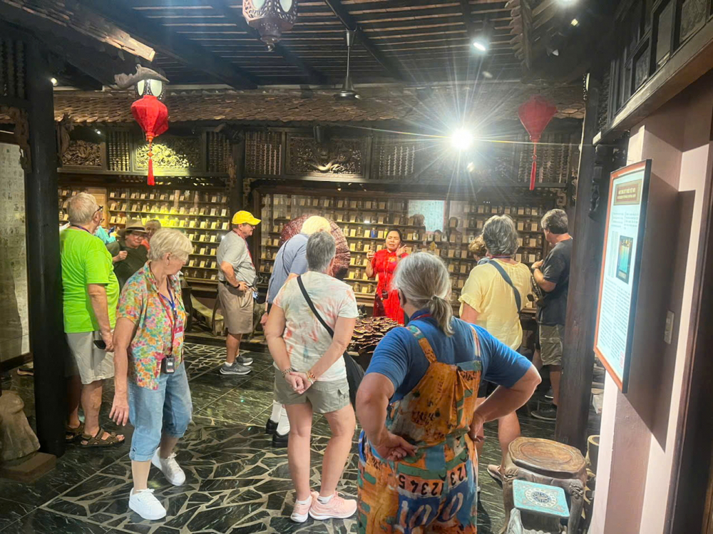 Du khách quốc tế tham quan bảo tàng y học cổ truyền Fito (TPHCM). Quý I/2025, bảo tàng đã đón hơn 3.000 lượt khách tham quan
